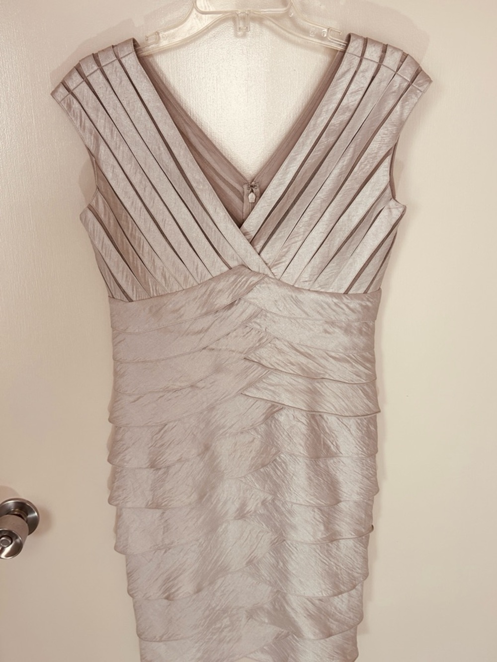 Adrianna Papell Champagne /  Cream Tiered V-Neck Midi Cocktail Formal Dress 10P